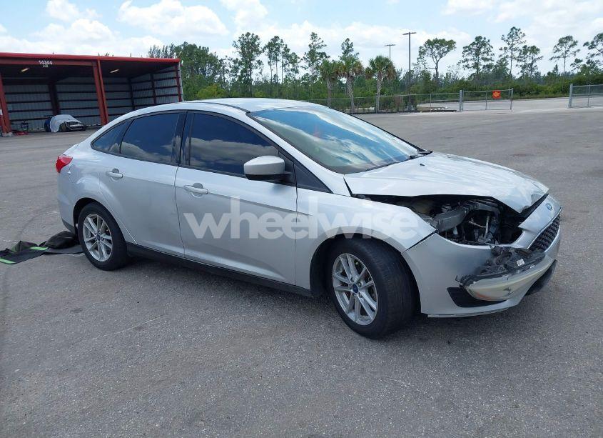 2018 Ford Focus SE (VIN 1FADP3FE9JL241661) main photo