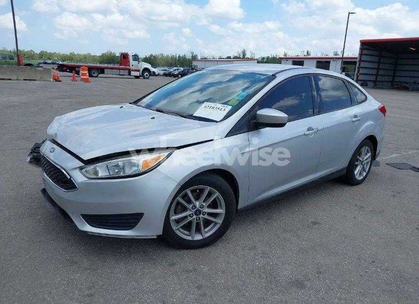 Photo 2 of 2018 Ford Focus SE (VIN 1FADP3FE9JL241661)