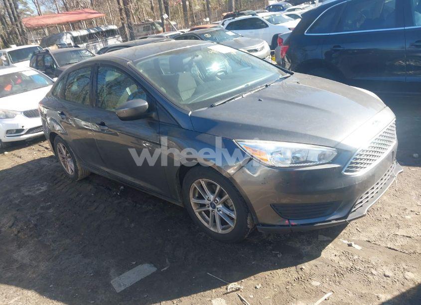 2018 Ford Focus SE (VIN 1FADP3FE9JL242695) main photo