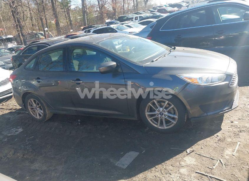 Photo 13 of 2018 Ford Focus SE (VIN 1FADP3FE9JL242695)