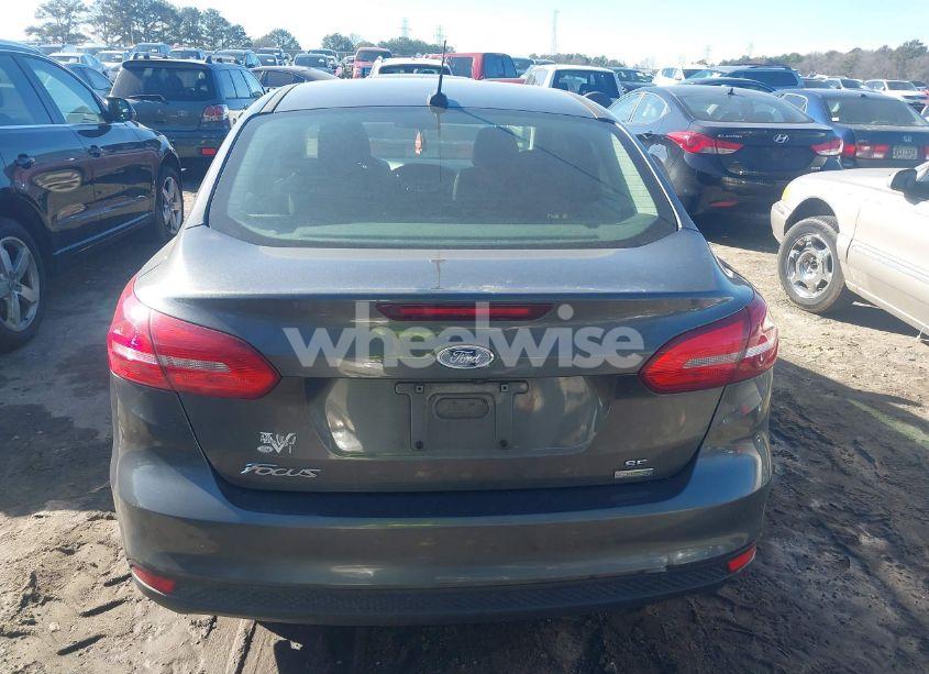 Photo 16 of 2018 Ford Focus SE (VIN 1FADP3FE9JL242695)