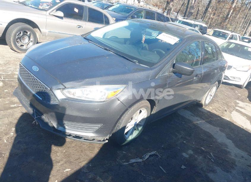 Photo 2 of 2018 Ford Focus SE (VIN 1FADP3FE9JL242695)