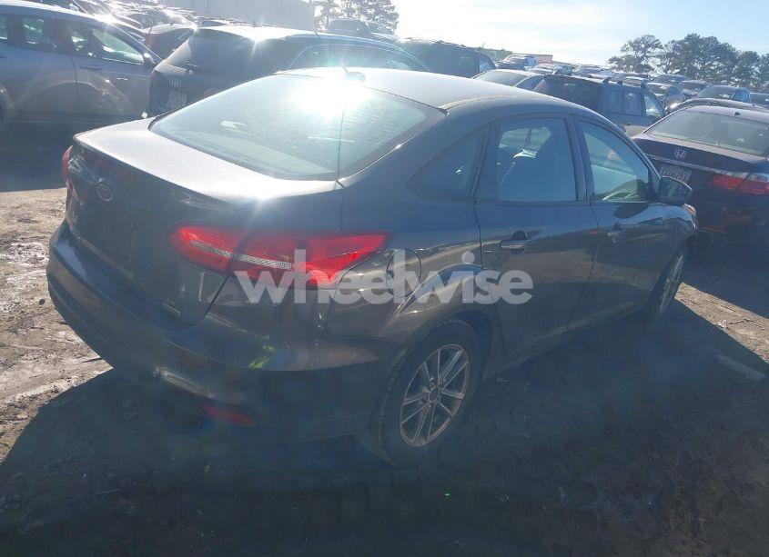 Photo 4 of 2018 Ford Focus SE (VIN 1FADP3FE9JL242695)