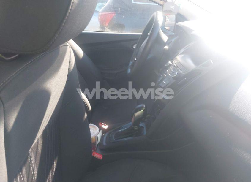 Photo 5 of 2018 Ford Focus SE (VIN 1FADP3FE9JL242695)