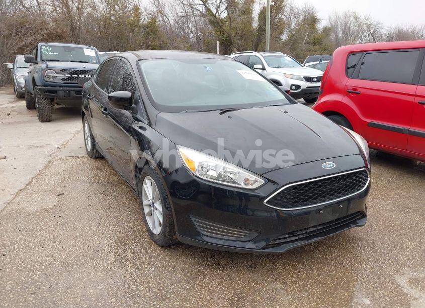 2018 Ford Focus SE (VIN 1FADP3FE9JL244026) main photo