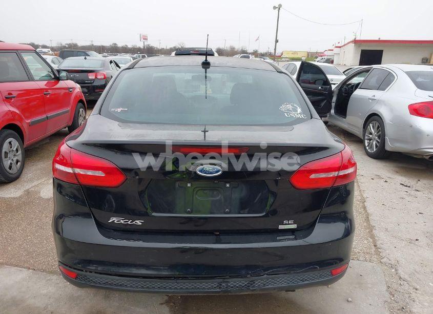 Photo 16 of 2018 Ford Focus SE (VIN 1FADP3FE9JL244026)