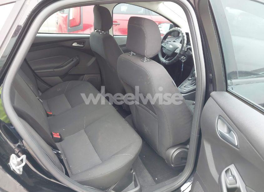 Photo 8 of 2018 Ford Focus SE (VIN 1FADP3FE9JL244026)