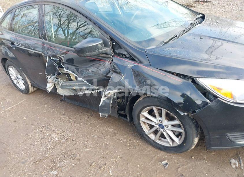 Photo 17 of 2018 Ford Focus SE (VIN 1FADP3FE9JL297924)