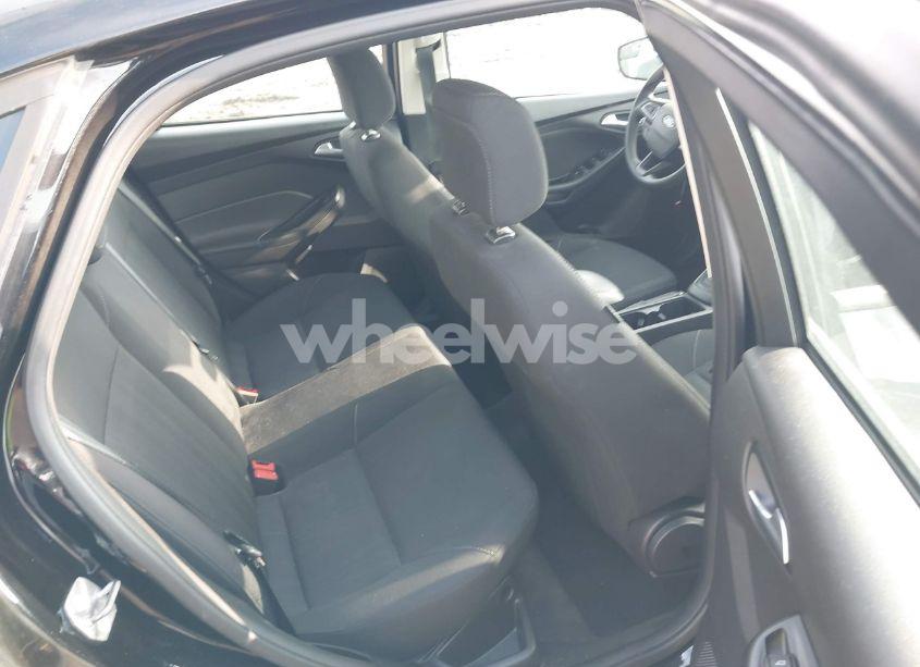 Photo 8 of 2018 Ford Focus SE (VIN 1FADP3FE9JL297924)