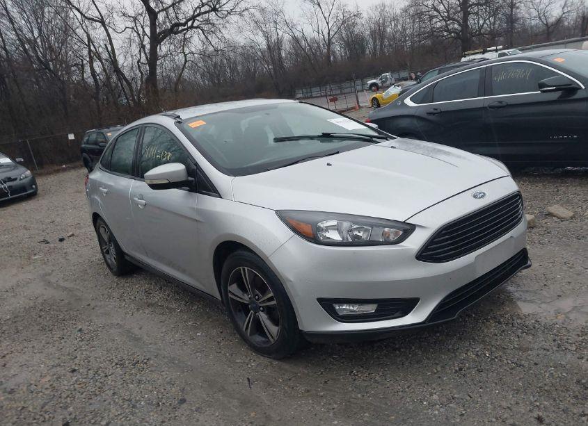 2017 Ford Focus SE (VIN 1FADP3FEXHL318323) main photo