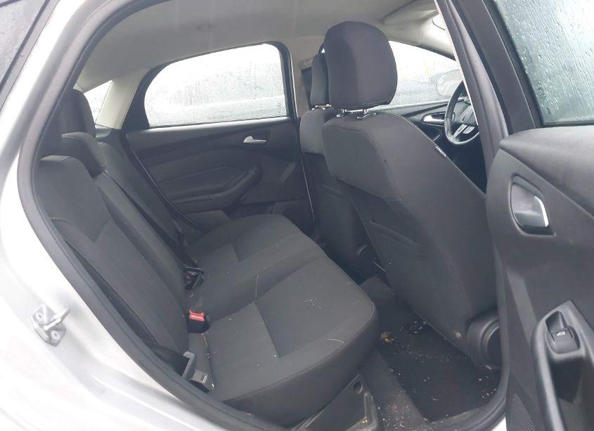 Photo 8 of 2017 Ford Focus SE (VIN 1FADP3FEXHL318323)