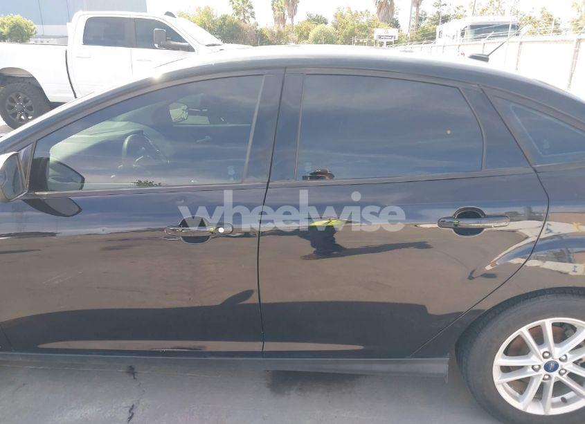 Photo 14 of 2018 Ford Focus SE (VIN 1FADP3FEXJL205784)