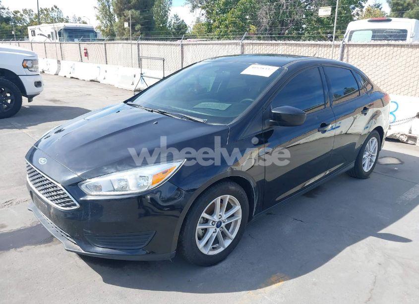 Photo 2 of 2018 Ford Focus SE (VIN 1FADP3FEXJL205784)