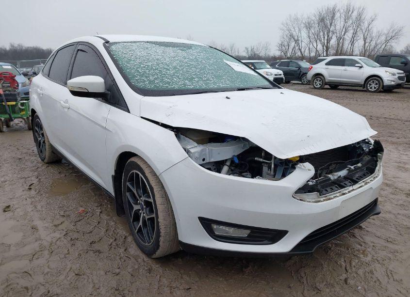 2018 Ford Focus SE (VIN 1FADP3FEXJL216137) main photo