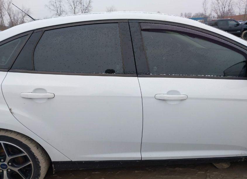 Photo 14 of 2018 Ford Focus SE (VIN 1FADP3FEXJL216137)