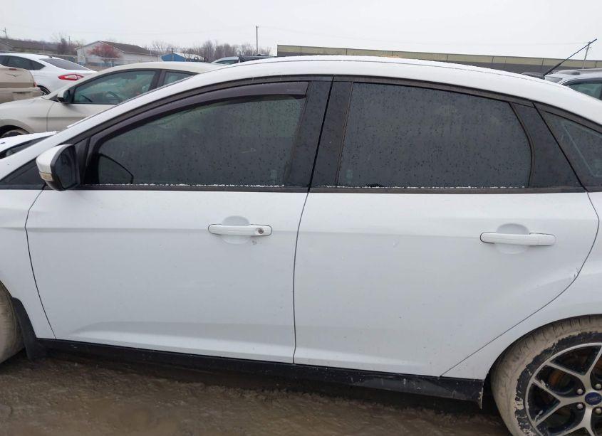 Photo 15 of 2018 Ford Focus SE (VIN 1FADP3FEXJL216137)