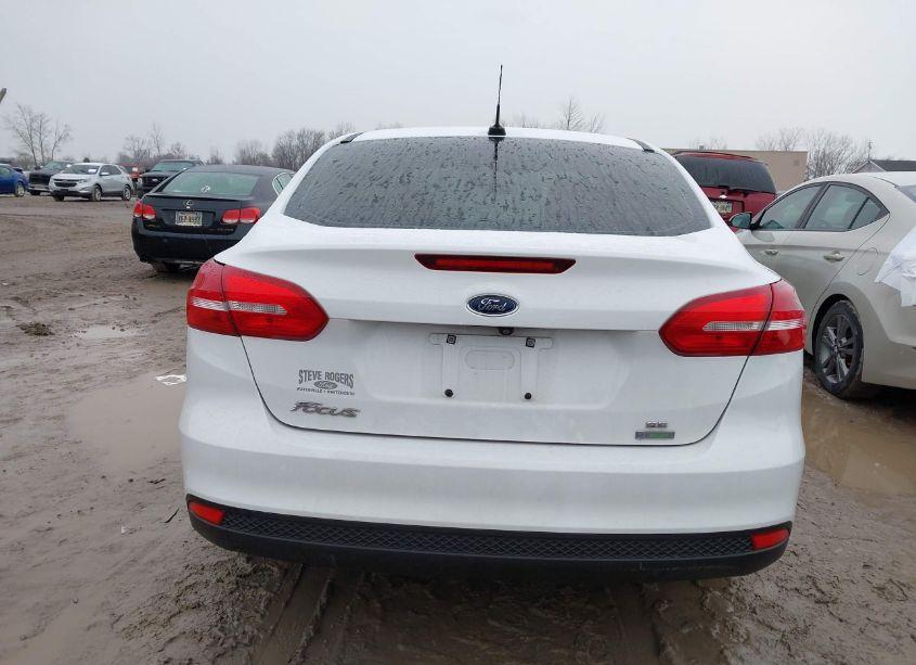 Photo 17 of 2018 Ford Focus SE (VIN 1FADP3FEXJL216137)