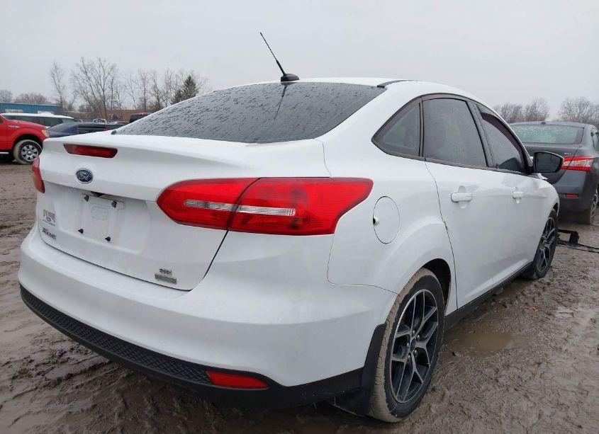 Photo 4 of 2018 Ford Focus SE (VIN 1FADP3FEXJL216137)