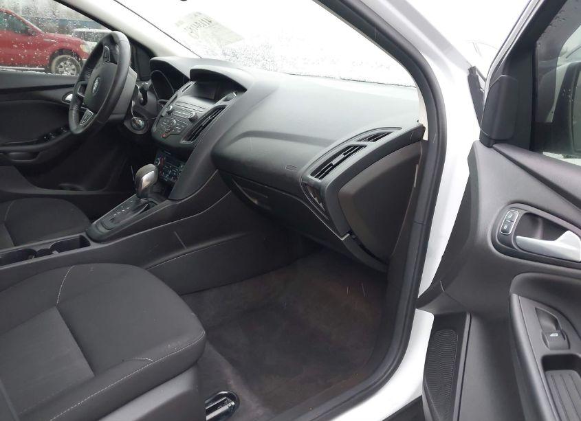 Photo 5 of 2018 Ford Focus SE (VIN 1FADP3FEXJL216137)