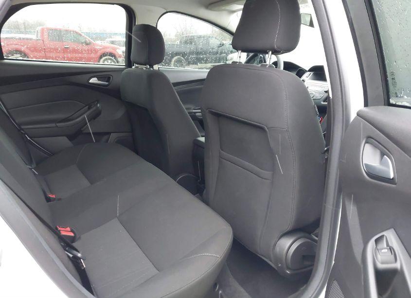 Photo 8 of 2018 Ford Focus SE (VIN 1FADP3FEXJL216137)