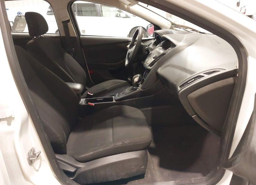 Photo 5 of 2018 Ford Focus SE (VIN 1FADP3FEXJL241619)