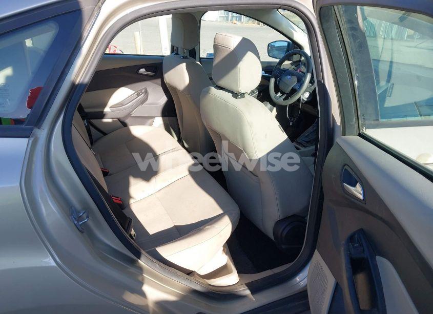 Photo 8 of 2018 Ford Focus SE (VIN 1FADP3FEXJL270103)