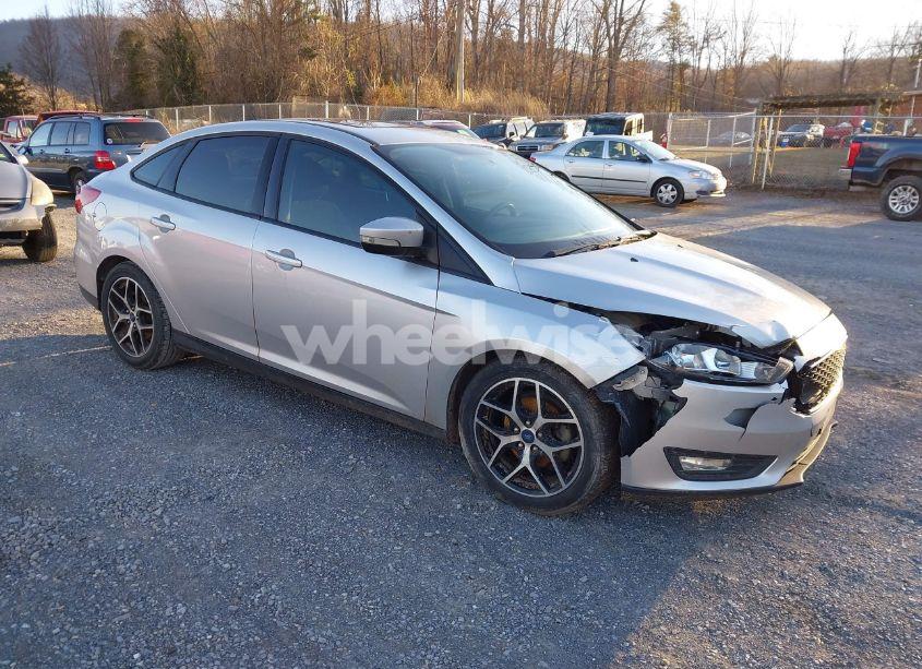 2018 Ford Focus SEL (VIN 1FADP3H24JL301073) main photo