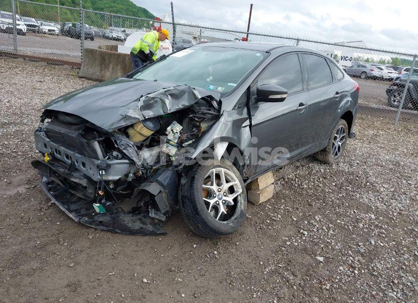 Photo 2 of 2018 Ford Focus SEL (VIN 1FADP3H27JL209925)