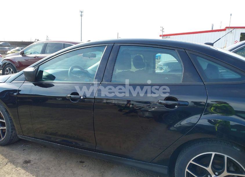 Photo 15 of 2017 Ford Focus SEL (VIN 1FADP3H28HL272199)