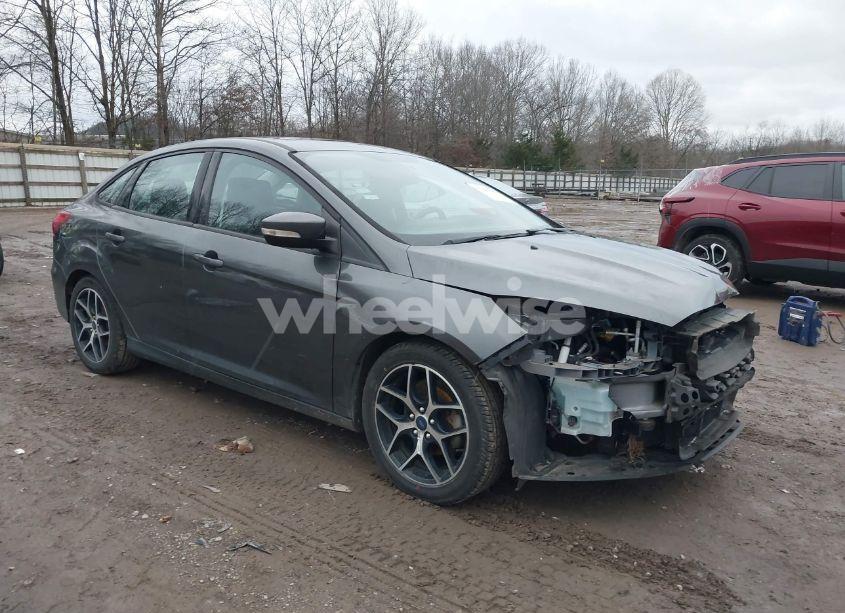 2018 Ford Focus SEL (VIN 1FADP3H29JL255501) main photo