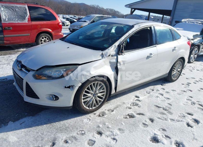 Photo 2 of 2014 Ford Focus TITANIUM (VIN 1FADP3J22EL428954)