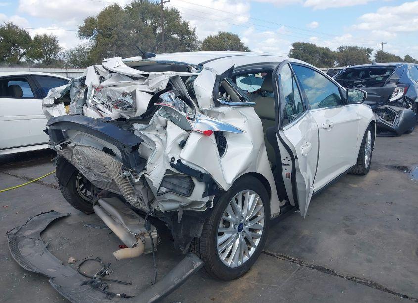 Photo 4 of 2018 Ford Focus TITANIUM (VIN 1FADP3J23JL288231)