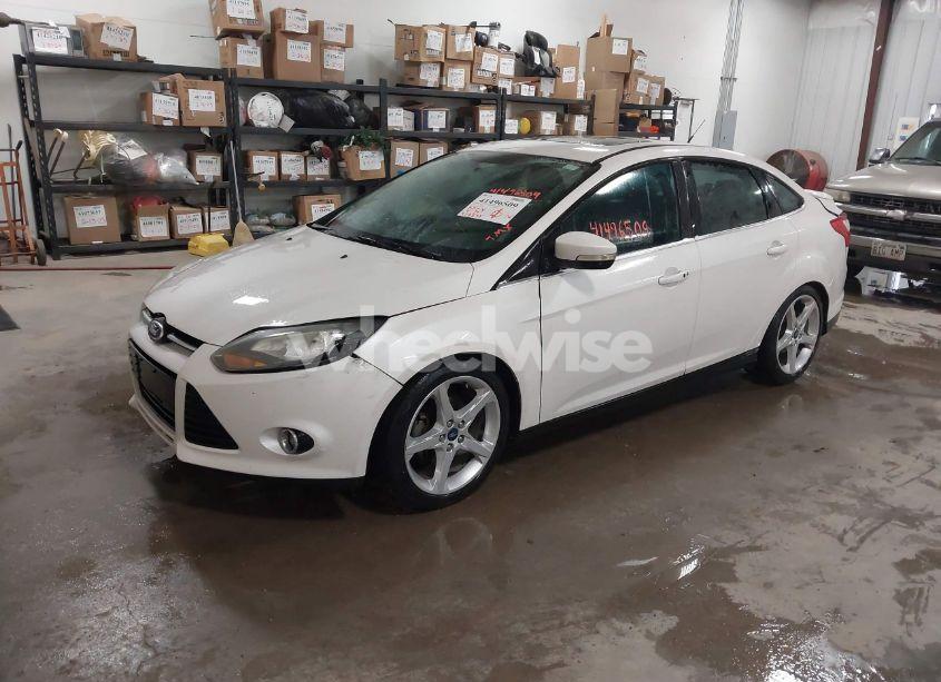 Photo 2 of 2014 Ford Focus TITANIUM (VIN 1FADP3J24EL139252)