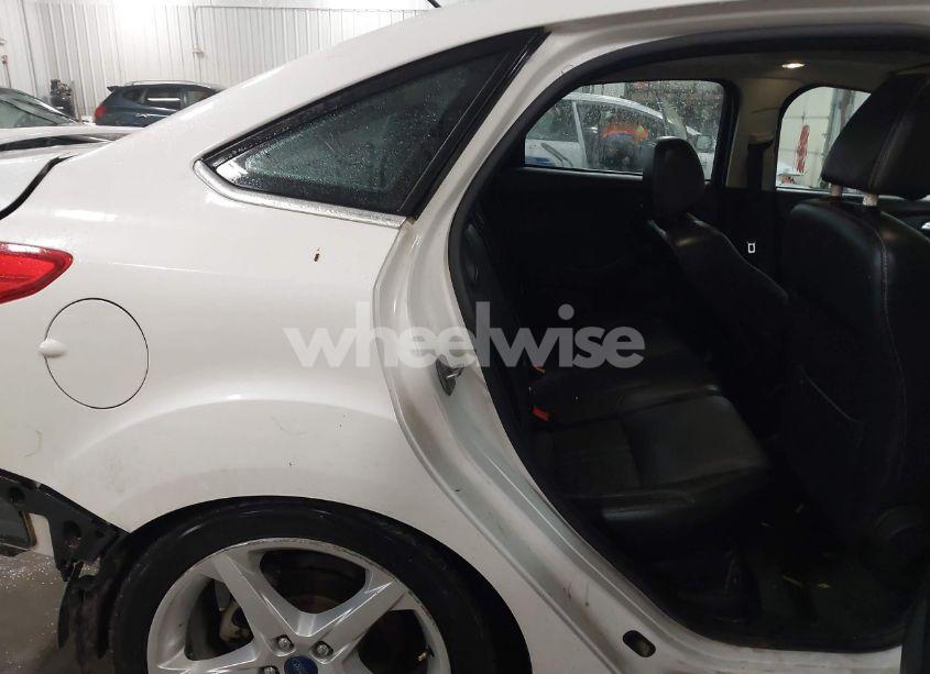 Photo 8 of 2014 Ford Focus TITANIUM (VIN 1FADP3J24EL139252)