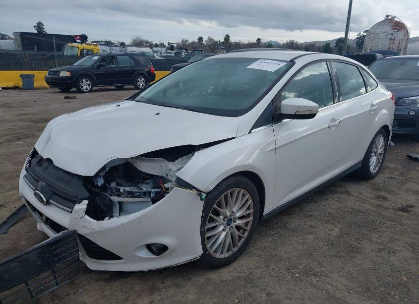Photo 2 of 2014 Ford Focus TITANIUM (VIN 1FADP3J25EL355742)