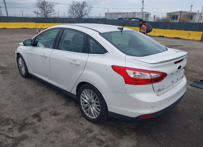 Photo 3 of 2014 Ford Focus TITANIUM (VIN 1FADP3J25EL355742)