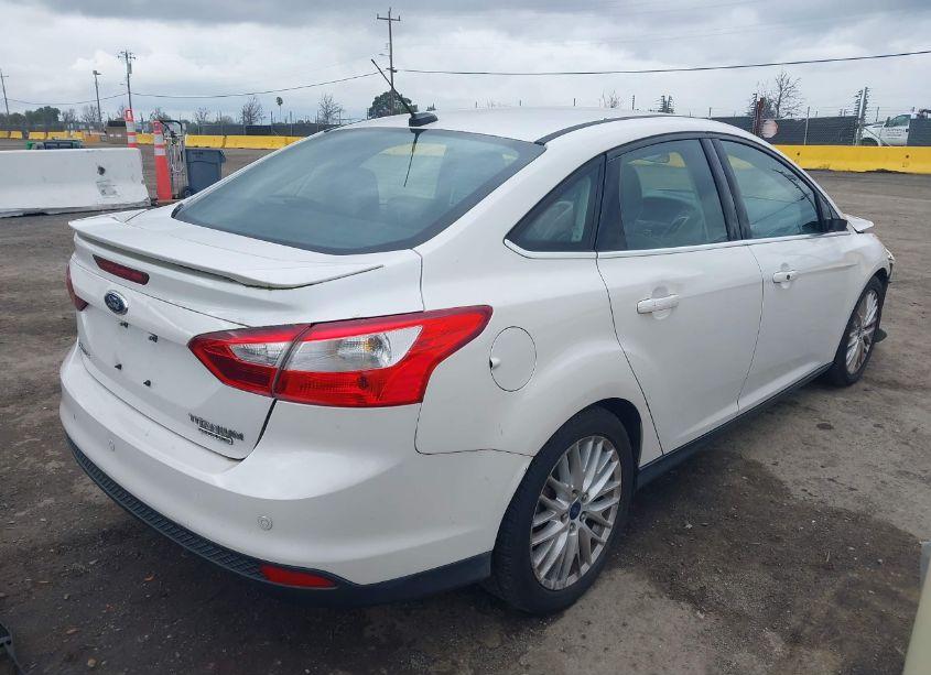 Photo 4 of 2014 Ford Focus TITANIUM (VIN 1FADP3J25EL355742)
