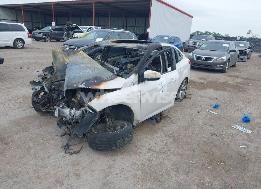 Photo 2 of 2015 Ford Focus TITANIUM (VIN 1FADP3J26FL323786)