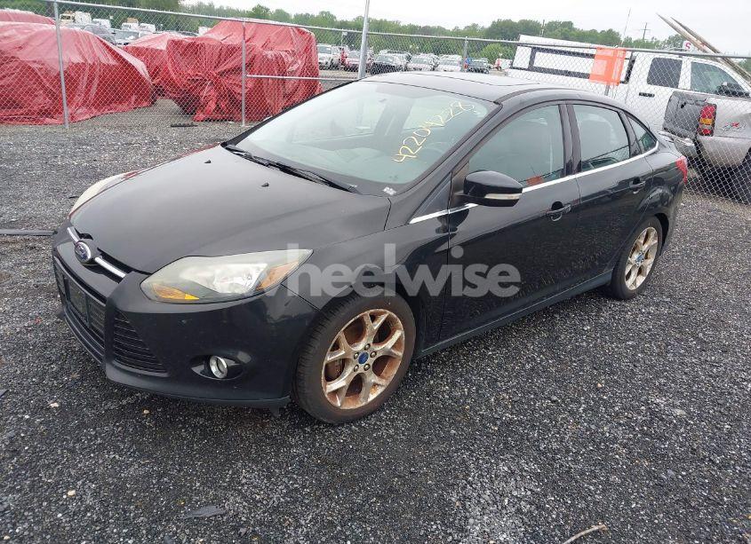 Photo 2 of 2014 Ford Focus TITANIUM (VIN 1FADP3J27EL226630)