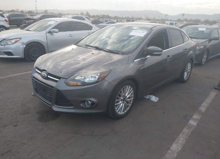 Photo 2 of 2014 Ford Focus TITANIUM (VIN 1FADP3J27EL236803)