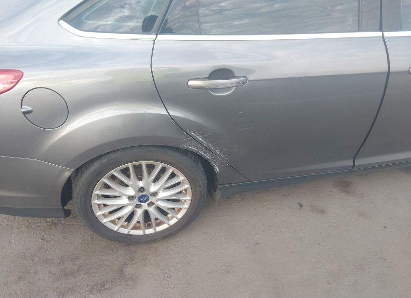 Photo 6 of 2014 Ford Focus TITANIUM (VIN 1FADP3J27EL236803)