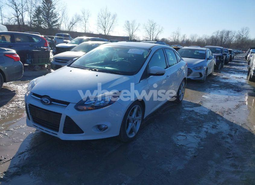 Photo 2 of 2014 Ford Focus TITANIUM (VIN 1FADP3J27EL379718)