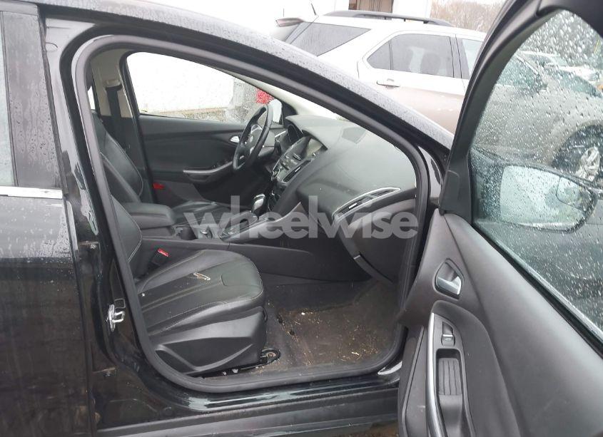 Photo 5 of 2014 Ford Focus TITANIUM (VIN 1FADP3J27EL427833)