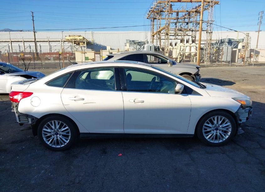 Photo 14 of 2015 Ford Focus TITANIUM (VIN 1FADP3J27FL341438)