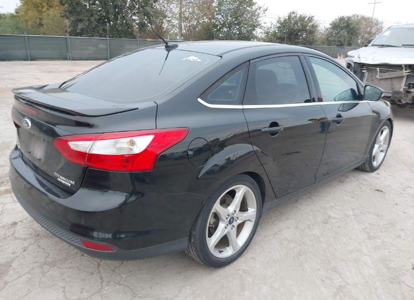 Photo 4 of 2014 Ford Focus TITANIUM (VIN 1FADP3J28EL229553)