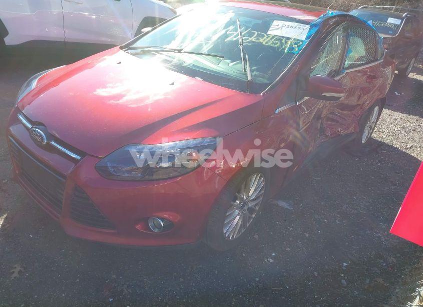 Photo 2 of 2014 Ford Focus TITANIUM (VIN 1FADP3J28EL240052)
