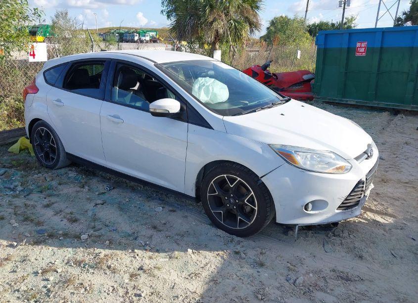2013 Ford Focus SE (VIN 1FADP3K20DL167983) main photo