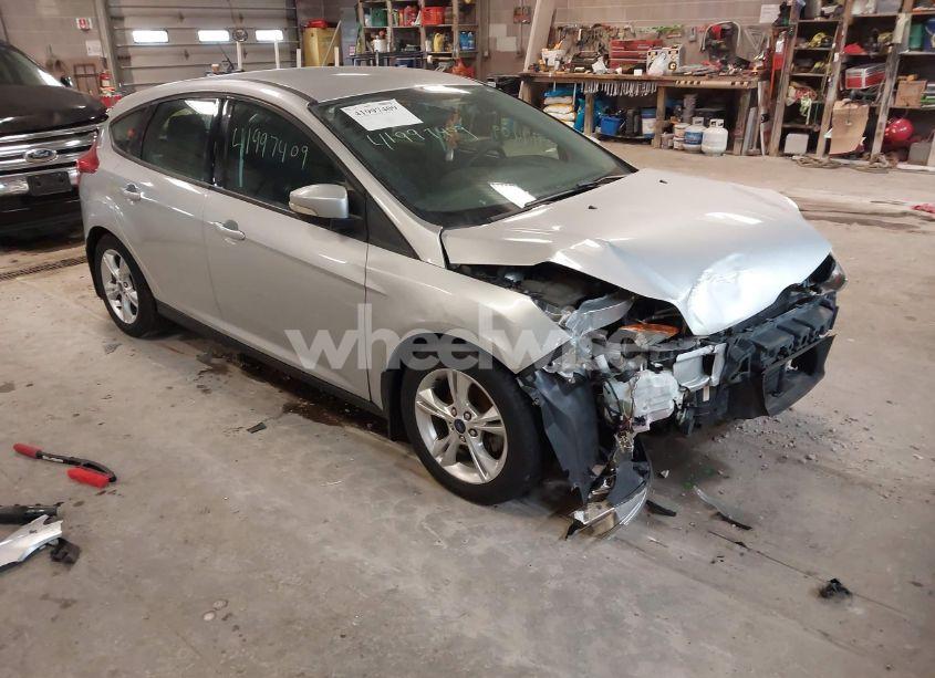 2014 Ford Focus SE (VIN 1FADP3K20EL181271) main photo