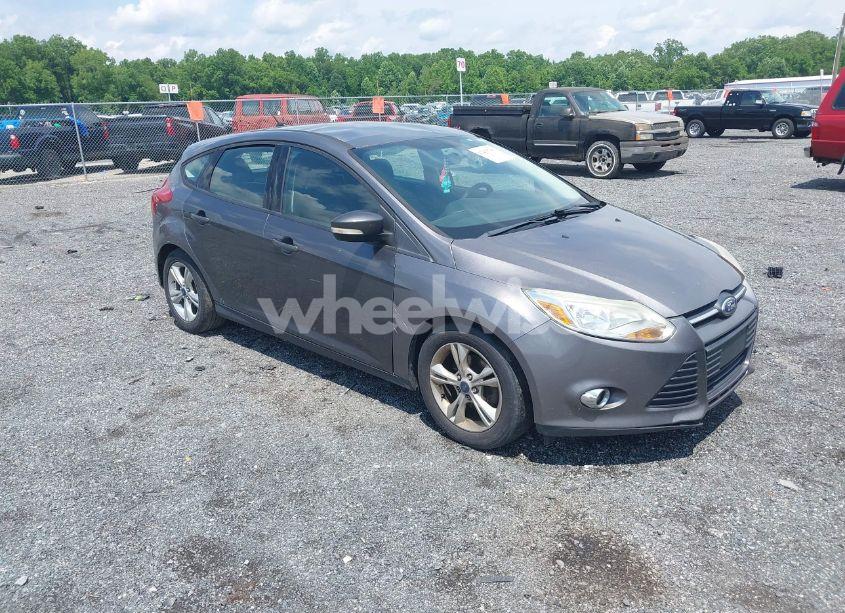 2014 Ford Focus SE (VIN 1FADP3K20EL188088) main photo
