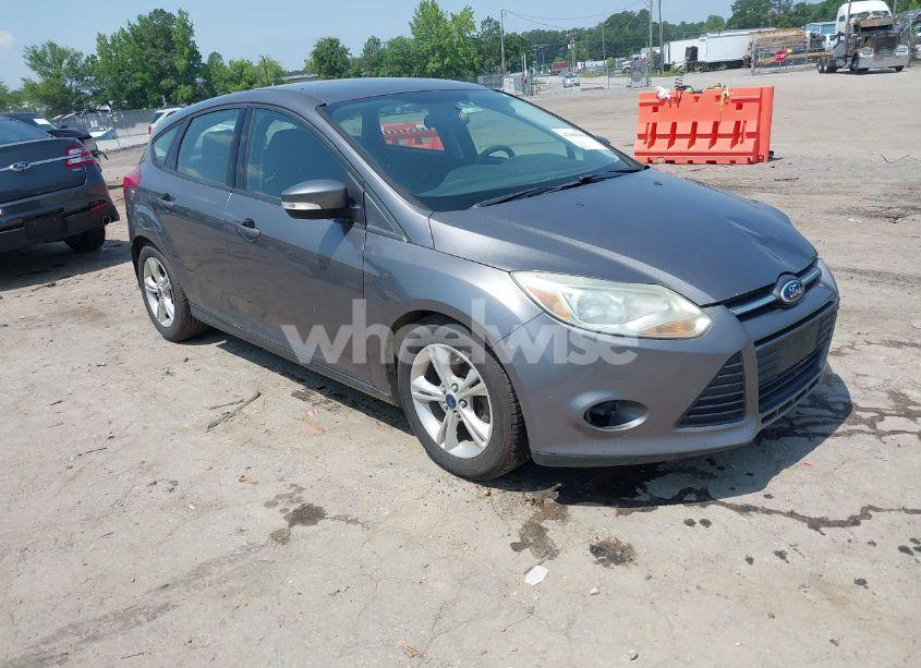 2014 Ford Focus SE (VIN 1FADP3K20EL309945) main photo